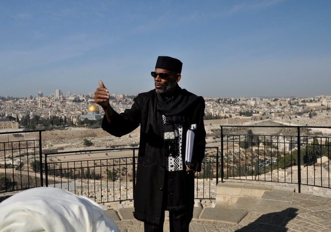 Dr Khazriel Ben Yehuda conducting a lecture on the top of the Mt of Olives in Jerusalem